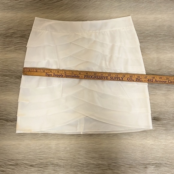 Vintage BCBGMAXAZRIA Off White 0 Tiered Pencil Skirt Front V Layered Stretch Y2K - Picture 8 of 12
